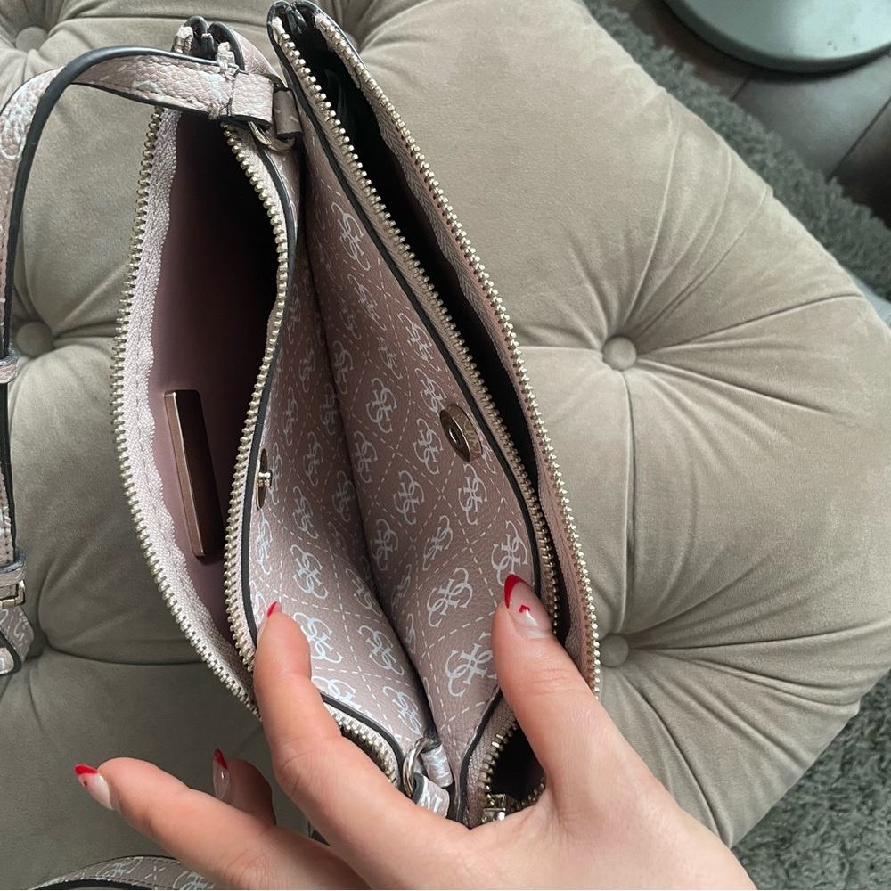 Guess Purse - Picture 5 of 8
